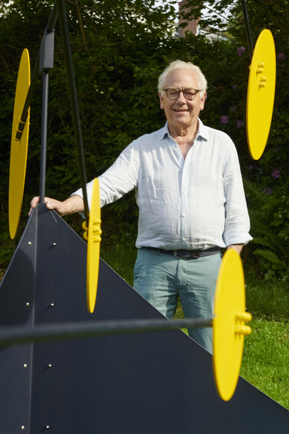 Jean de la Brousse debout à côté de son mobile Alfredo